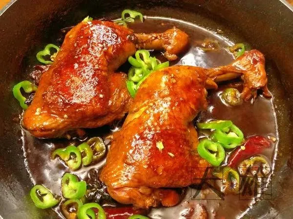 红烧大鸡腿 【红烧大鸡腿】两个步骤，一碗酱汁，你能做出红亮诱人，酥烂好吃的红烧大鸡腿。一个诀窍让鸡腿肥而不腻，上班带一个，给孩子吃，奖励自己，加个鸡腿吧！